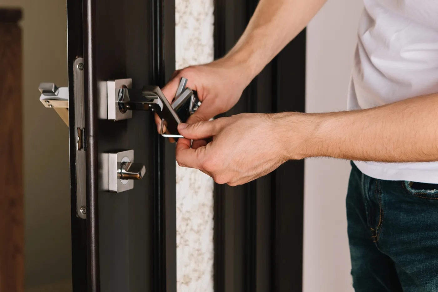 Pose d'une serrure multipoints sur une porte d'entrée à Rosny-sous-Bois